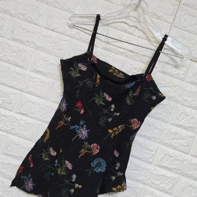 [BUNJANG] Embroidered Flower Asymmetrical Tank Top - Size S / 자수플라워언발 이쁜나시s