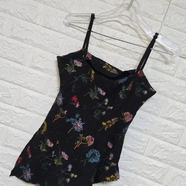 [BUNJANG] Embroidered Flower Asymmetrical Tank Top - Size S / 자수플라워언발 이쁜나시s