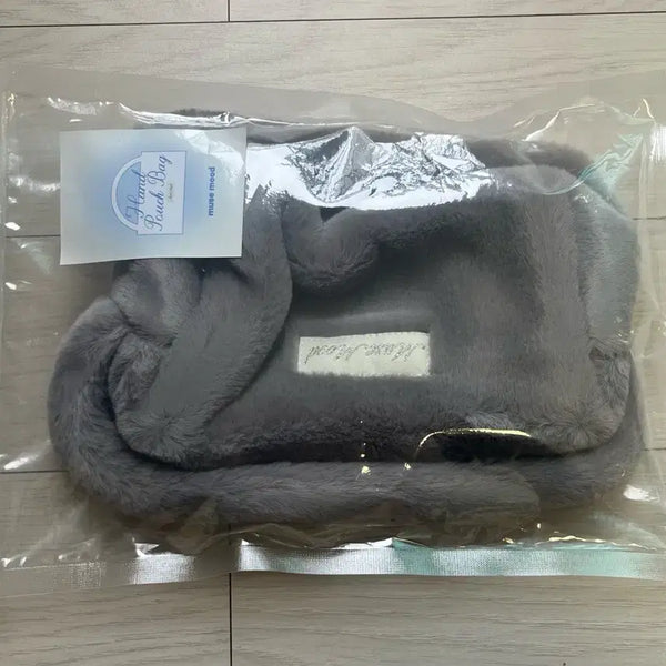 [BUNJANG] Musemood Faux Fur Pouch Bag (Gray) - New / [미개봉 새상품] 뮤즈무드 퍼 그레이 파우치 백