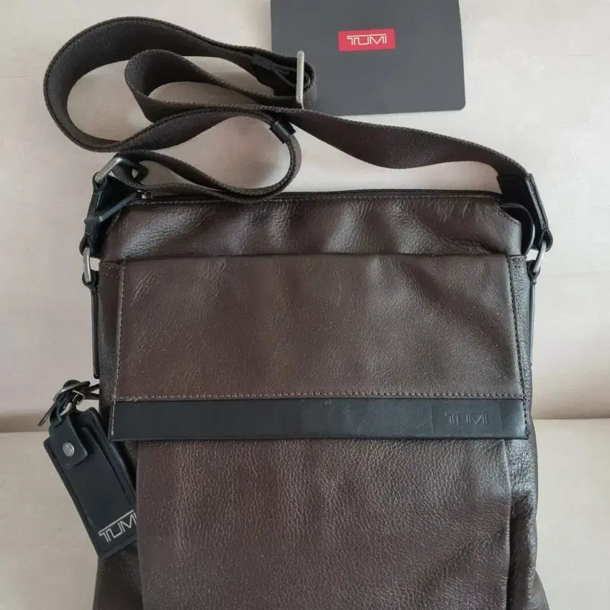 [BUNJANG] Tumi Harrison Leather Flap Messenger Crossbody Bag / 투미 가죽 크로스백