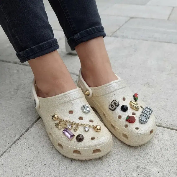 [BUNJANG] Crocs Silver Glitter Mule Sandals with Metal Jibbitz Set (W6) / 크록스 은색 글리터 뮬 샌들 색+ 메탈 지비츠 세트가 커스텀 w6