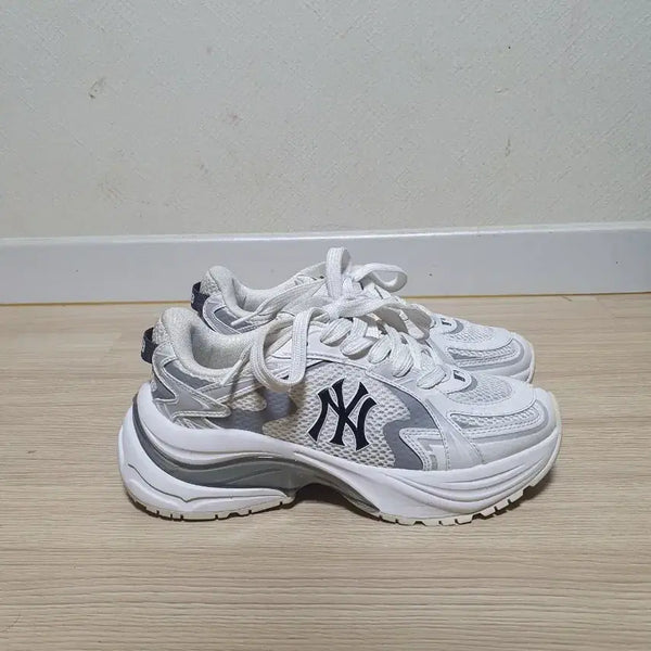 [BUNJANG] MLB Curve Runner New York Yankees White Shoes Size 250 / MLB 커브 러너 뉴욕 양키즈 화이트 250