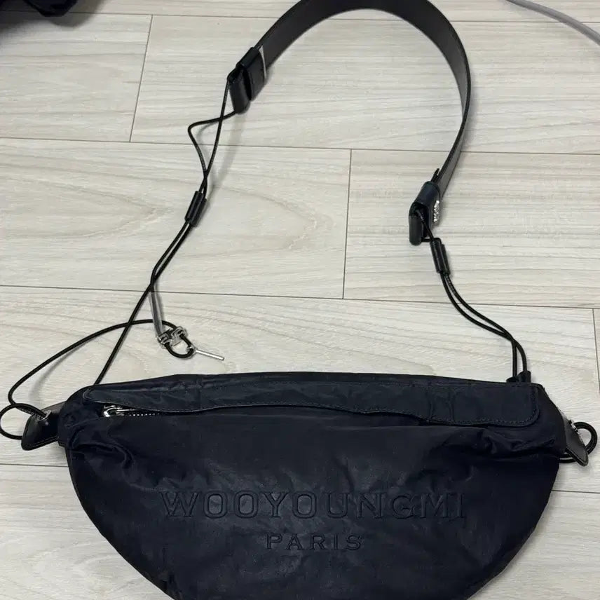 [BUNJANG] Wooyoungmi Mini Cross Bag / 우영미 미니 크로스 문백