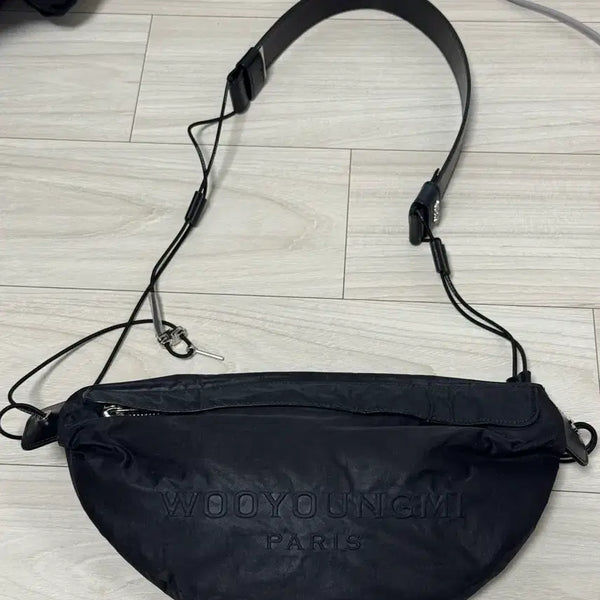[BUNJANG] Wooyoungmi Mini Cross Bag / 우영미 미니 크로스 문백