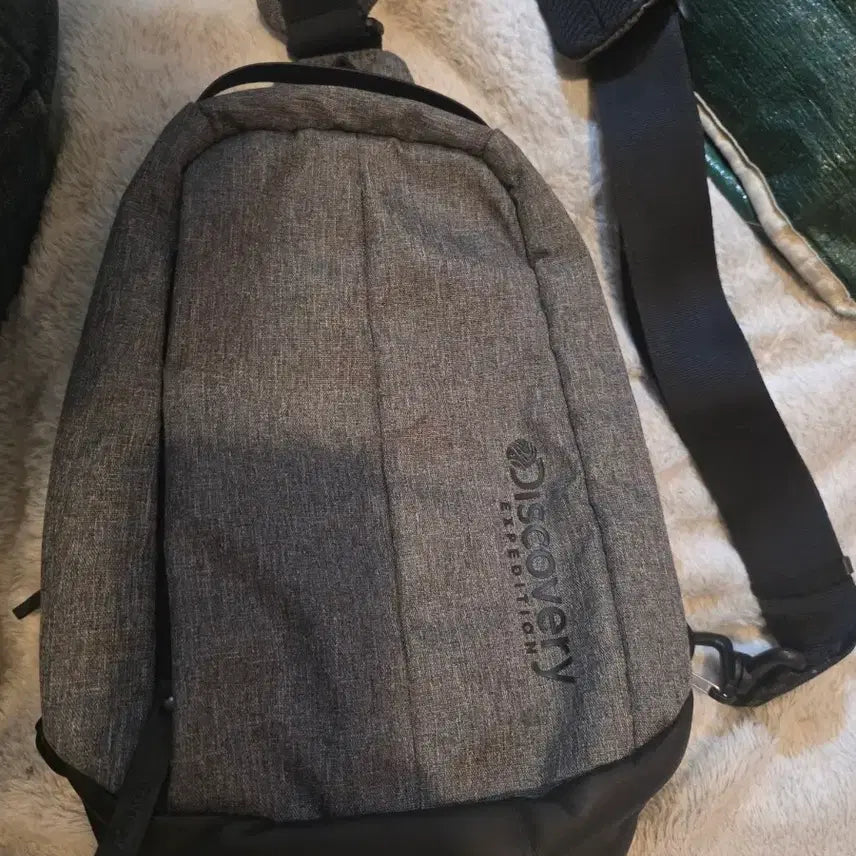 [BUNJANG] Discovery Expedition Sling Bag Grey / 디스커버리 익스페디션 슬링백 그레이