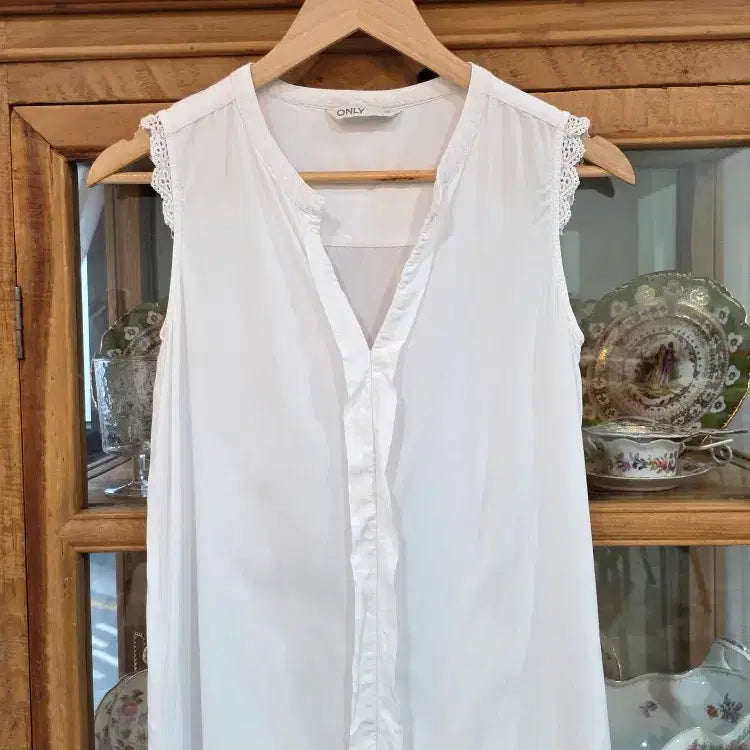 [BUNJANG] ONLY V-Neck Lace Trim Sleeveless Blouse (White) / [S~M] 온리 V넥 레이스 트림 하늘하늘 민소매 블라우스 (화이트)