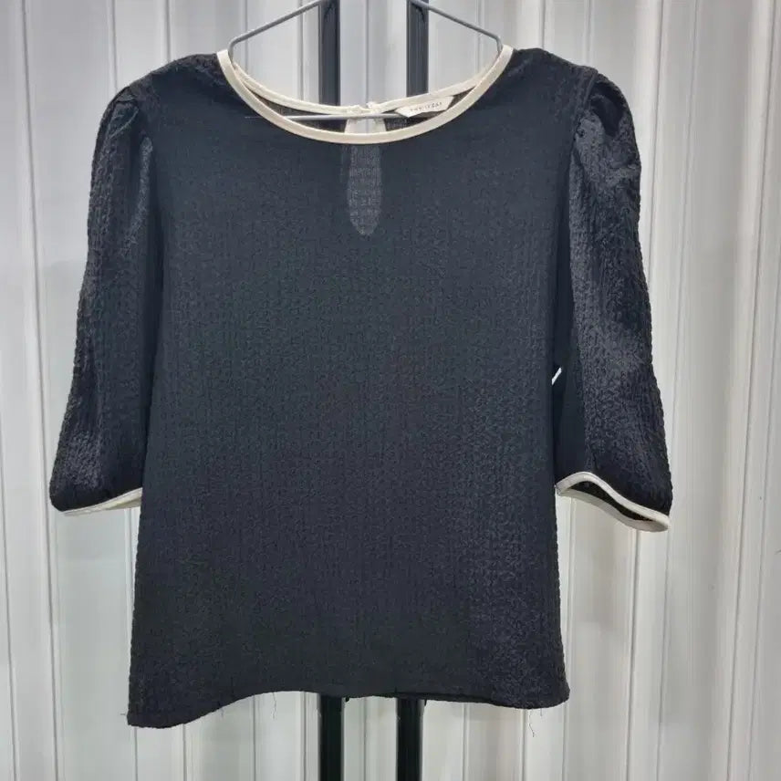 [BUNJANG] The i'z Black Short Sleeve Blouse / 더아이잗 반팔 블라우스