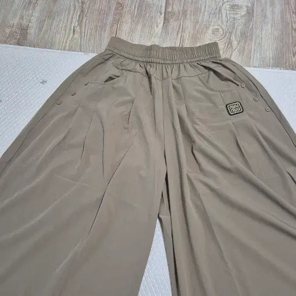 [BUNJANG] Comfortable Wide-Leg Pants with Button Detail / 쫙쫙 늘어나고 시원한 통바지