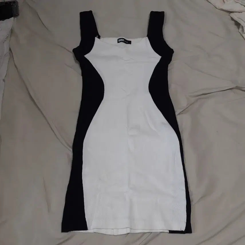 [BUNJANG] GANJI Black & White Line Point Ribbed Dress / GANJI 블랙&화이트 라인 포인트골지 원피스