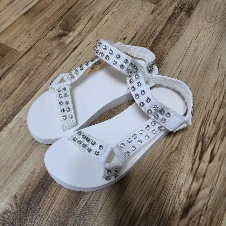 [BUNJANG] White Embellished Sandals (Teva-style) / 블링블링 가벼운 샌들 250~255 테바st