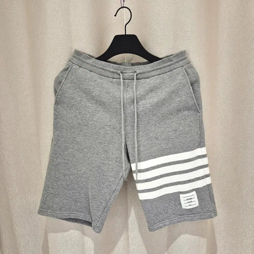 [BUNJANG] Thom Browne Cotton Loopback Engineered Stripe Sweatshorts Light Grey / (1)톰브라운 코튼 루프백 니트 엔지니어드 사선 스웨트쇼츠 라이트 그레이