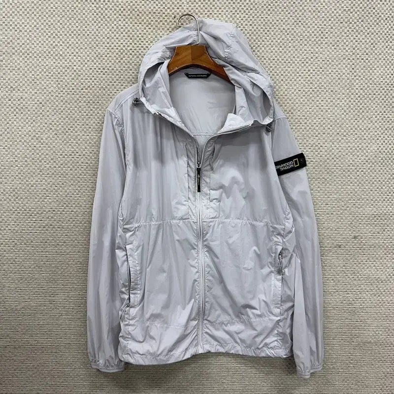 [BUNJANG] National Geographic Logo Patch Lightweight Windbreaker Jacket (Size 100) / 내셔널지오그래픽 와펜 홑겹 바람막이 자켓 100 D09262