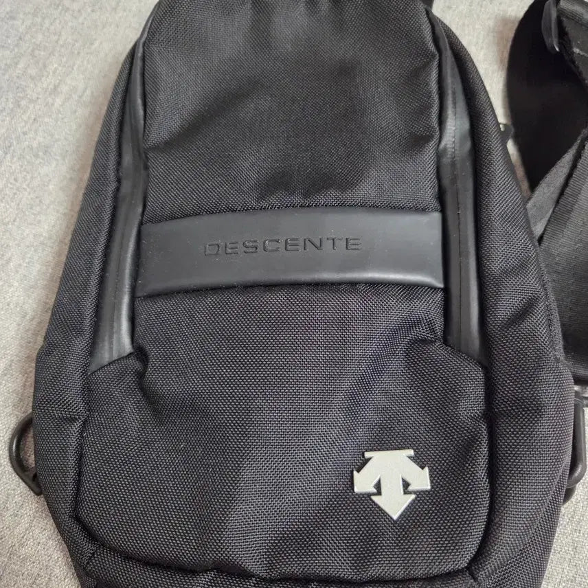 [BUNJANG] Descente Black Canvas Crossbody Bag / 데상트 크로스백 블랙