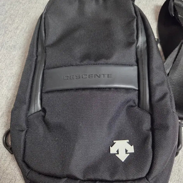 [BUNJANG] Descente Black Canvas Crossbody Bag / 데상트 크로스백 블랙