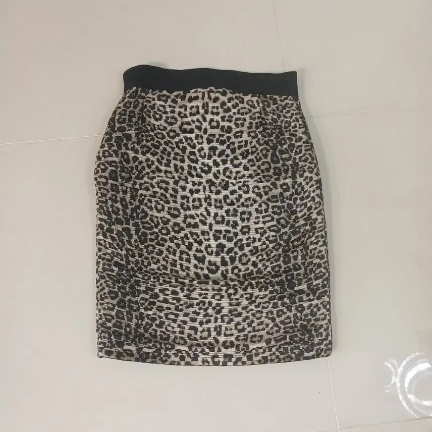[BUNJANG] MICHAA Leopard Print High-Waisted Pencil Skirt / 미샤 호피 무늬 하이웨스트  펜슬 스커트
