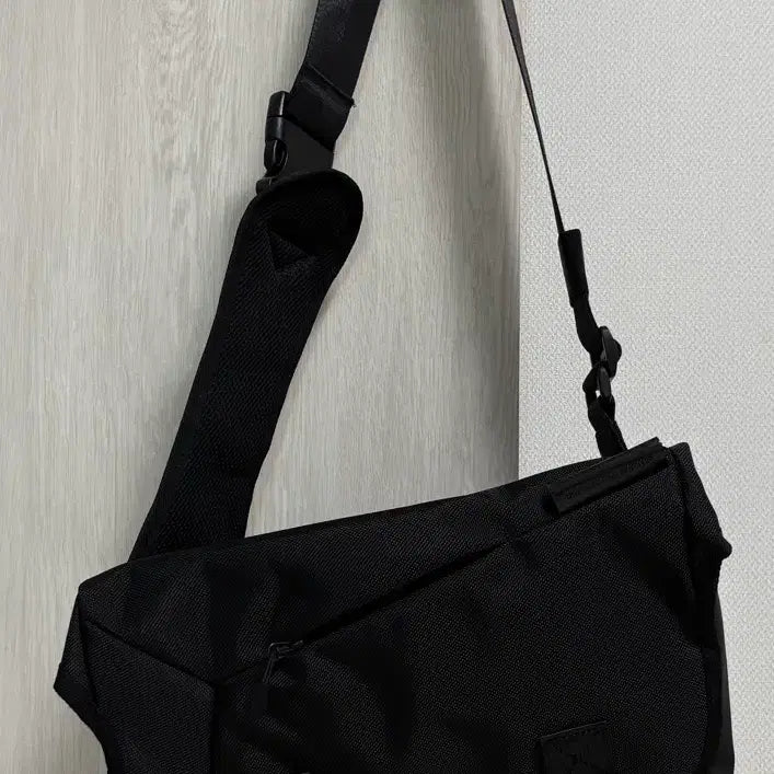 [BUNJANG] Monster Republic Messenger Bag / 몬스터 리퍼블릭 메신저백