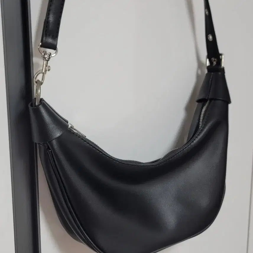 [BUNJANG] Modern Black Half-Moon Shoulder Bag / 모던 블랙 반달 숄더백