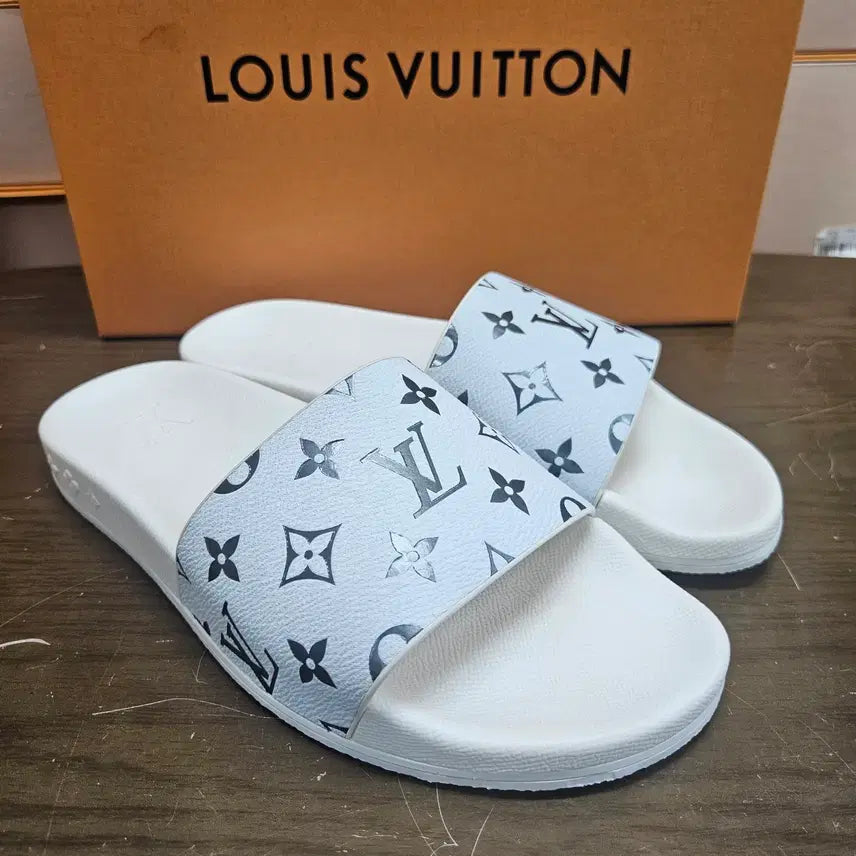 [BUNJANG] Louis Vuitton LV Waterfront Mule Slippers White / 7(260) 루이비통 LV 워터프론트 뮬 슬리퍼 화이트