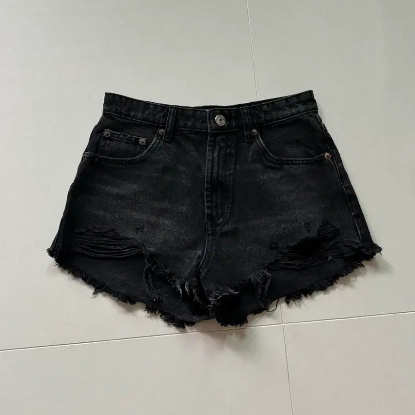 [BUNJANG] Zara Black Denim Ripped Shorts / 자라 흑청 데님 반바지 자라 반바지 자라 찢청 팬츠