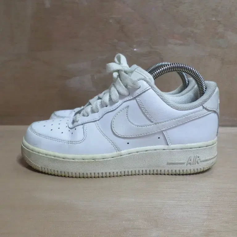 [BUNJANG] Nike Air Force 1 Low White Sneakers / 후루룩구제2 220 나이키 에어포스1 로우 화이트 운동화 260721