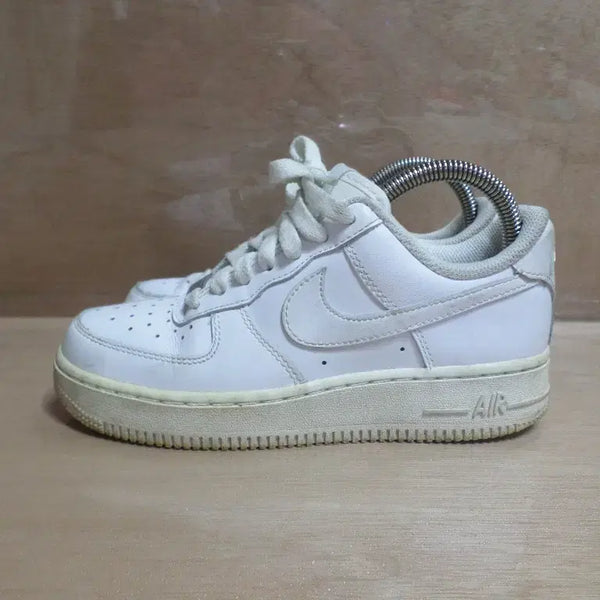 [BUNJANG] Nike Air Force 1 Low White Sneakers / 후루룩구제2 220 나이키 에어포스1 로우 화이트 운동화 260721