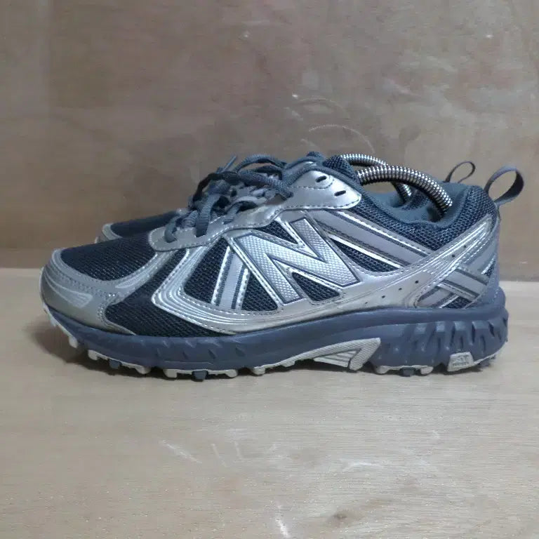 [BUNJANG] New Balance MT410 Silver Sneakers / 후루룩구제2 250 뉴발란스 mt410 실버 운동화 260721