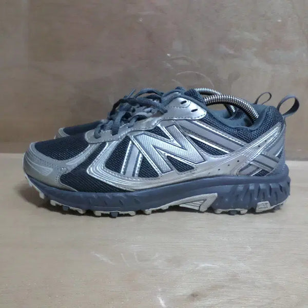 [BUNJANG] New Balance MT410 Silver Sneakers / 후루룩구제2 250 뉴발란스 mt410 실버 운동화 260721
