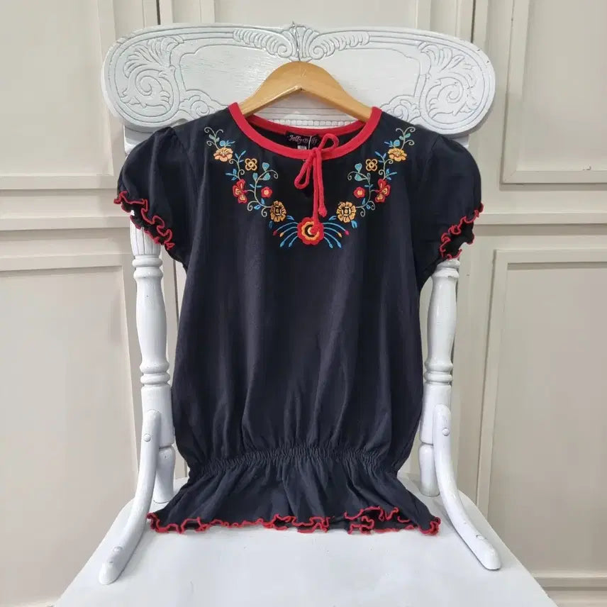 [BUNJANG] Jelly Belly Flower Embroidery Ruffle Short Sleeve Black T-Shirt / 플라워 자수 프릴 반팔 블랙티셔츠