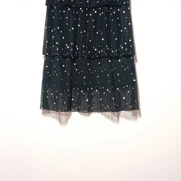 [BUNJANG] SJSJ Gold Dot Embroidered Tiered Pleated Skirt / SJSJ / 한섬 정품] 골드 도트 자수 3단 캉캉 플리츠 스커트 (블랙, 전체밴딩)