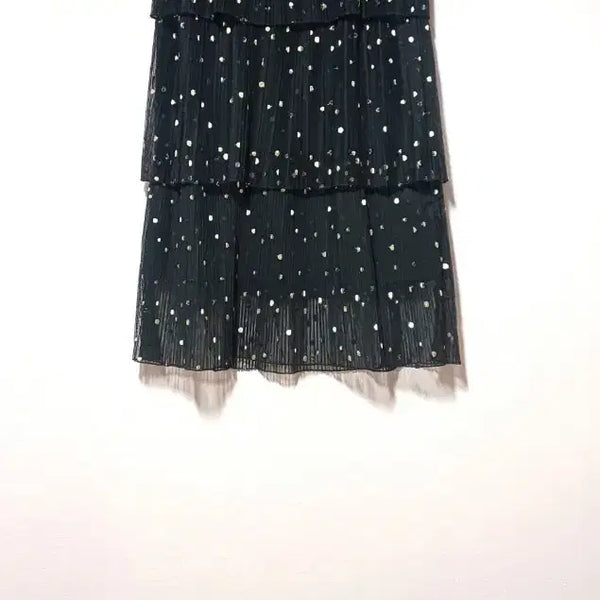 [BUNJANG] SJSJ Gold Dot Embroidered Tiered Pleated Skirt / SJSJ / 한섬 정품] 골드 도트 자수 3단 캉캉 플리츠 스커트 (블랙, 전체밴딩)