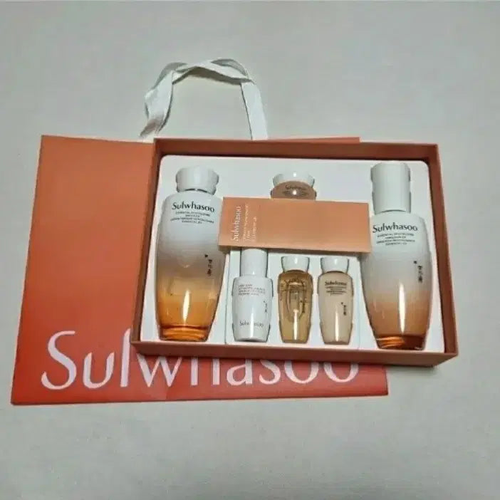 [BUNJANG] Sulwhasoo Concentrated Ginseng Renewing 2-piece Set & Essential Daily Basic Set / 쇼핑백 포함) 설화수 자음2종 세트 설화수 에센셜 데일리 기초세트 설화수 에센셜 리바이탈라이징 스킨로션