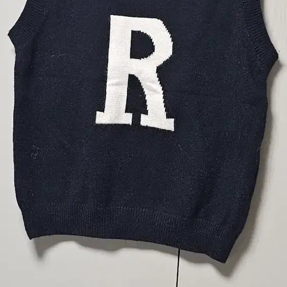 [BUNJANG] Black Knit Vest with R Logo / 니트 베스트 블랙 R 로고