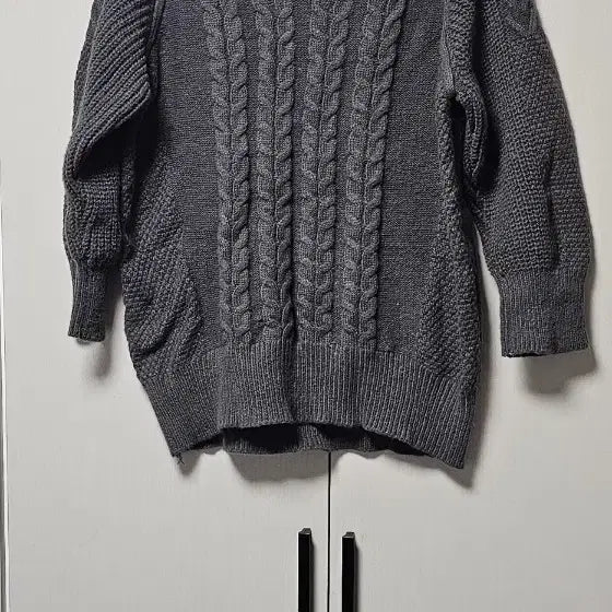 [BUNJANG] Gray Cable Knit V-Neck Sweater / 그레이 꽈배기 V넥 니트