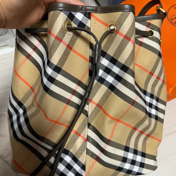 [BUNJANG] Burberry Drawstring Shoulder Bucket Bag / 정품 버버리 드로우스트링 숄더백 버킷백(1회 착용)