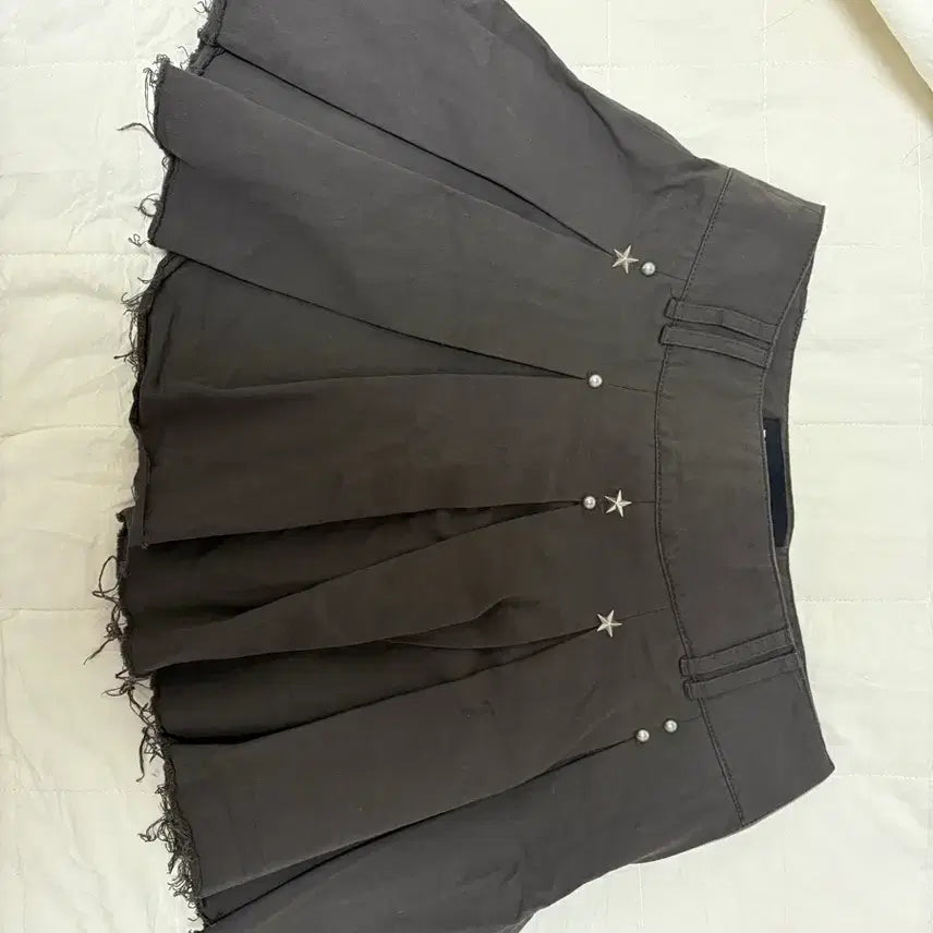 [BUNJANG] Illigo Star Studded Khaki Pleats Mini Skirt / 일리고 스타 스터드 카키 플리츠 미니 스커트