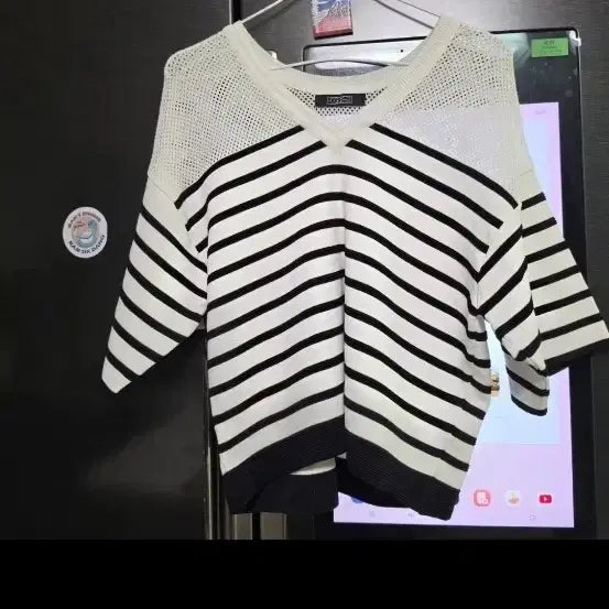 [BUNJANG] Egoist Striped V-Neck Knit White / 에고이스트 니트 단가라 브이넥 흰색