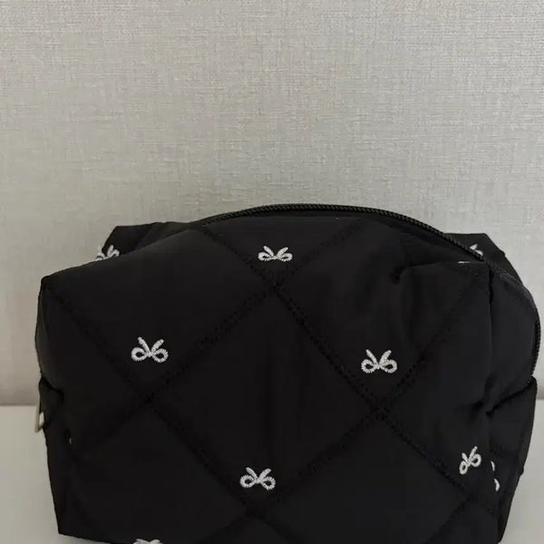 [BUNJANG] Ablley Quilted Pouch with Ribbon / 에이블리 리본 퀄팅 파우치