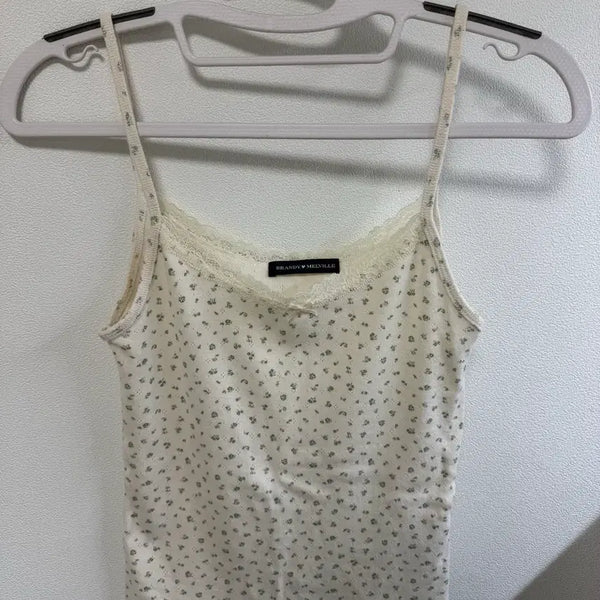 [BUNJANG] Brandy Melville Floral Lace Tank Top / 브랜디멜빌 꽃무늬 나시 스카일라 플로랄 레이스탑 brandy melville