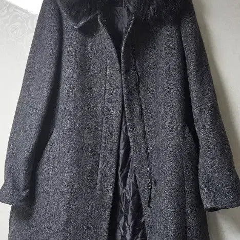 [BUNJANG] Flamingo Wool Coat with Fox Fur Trim / 고급스러운 울 소재에 풍성한 폭스퍼가 돋보이는 플라밍고 코트