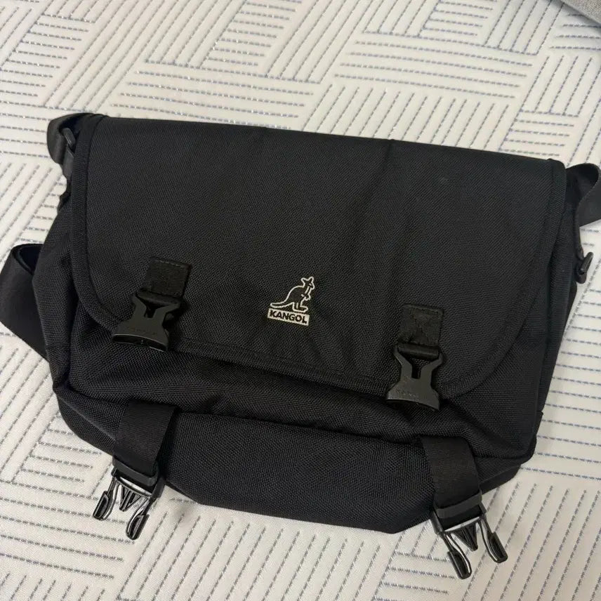 [BUNJANG] Kangol Messenger Bag / 캉골 메신저백