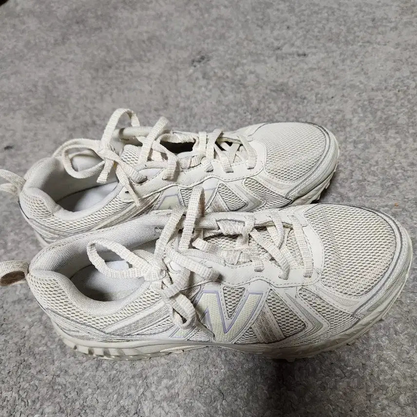 [BUNJANG] New Balance 410 v5 Beige Sneakers Size 255 / 뉴발란스  410 v5 베이지 운동화 255