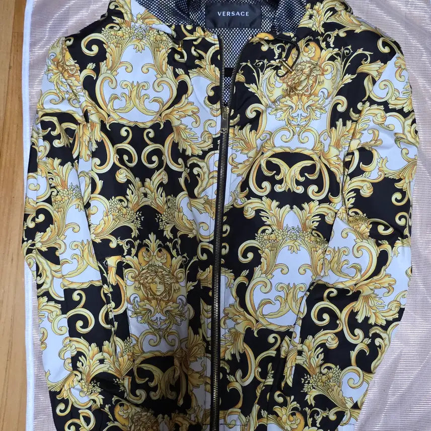 [BUNJANG] Versace Baroque Style Windbreaker Jacket Size 100 / 베르사체 바로크 스타일  바람막이 100 국내매장정품 특가 판매