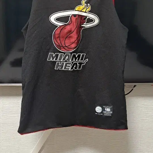 [BUNJANG] NBA Reversible Sleeveless Top (Black/Red, M) & HetsOn Sleeveless Top (L) / NBA양면나시 검정빨강 M사이즈,헤츠온나시 일괄