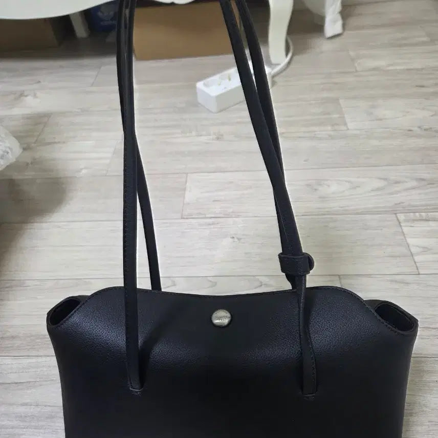 [BUNJANG] OSTKAKA Pebble Flap Shoulder Bag / 오스트카카 페블 플랩 숄더백