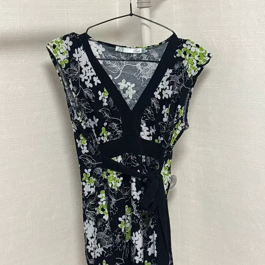 [BUNJANG] Vintage Green Floral Ribbon Top (Black) / 빈티지) 연두색 잔꽃 패턴 리본 상의(블랙)
