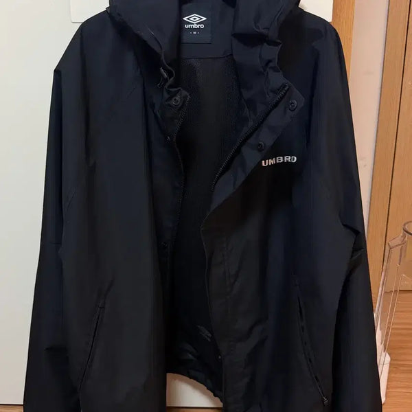 [BUNJANG] Umbro Embroidered Logo Windbreaker Jacket Black / 엄브로 바람막이 자켓 블랙