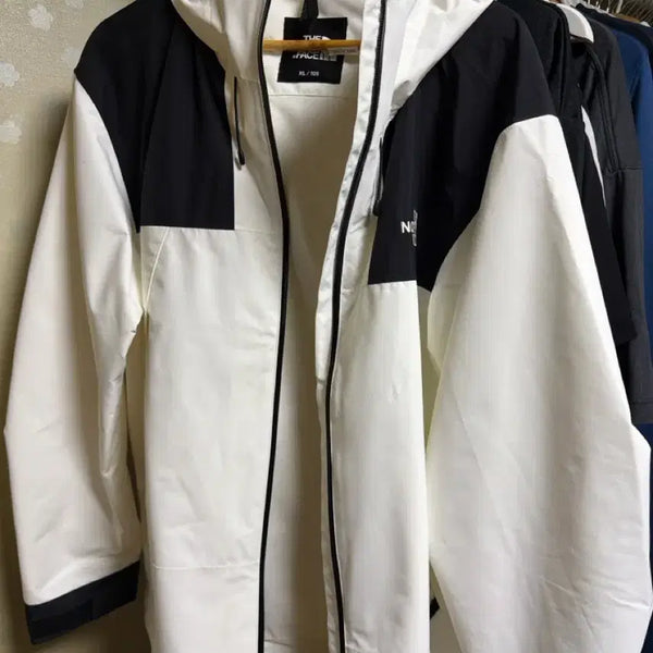 [BUNJANG] The North Face Windbreaker White/Black XL / 노스페이스 바람막이 화이트/블랙