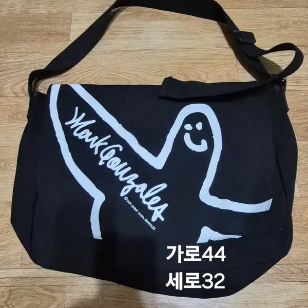 [BUNJANG] Mark Gonzales Black Messenger Bag / 마크곤잘레스 블랙 메신저백 (가로44 세로32)