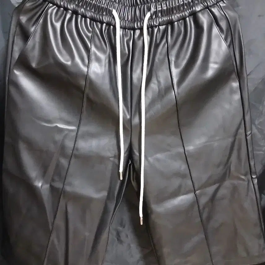 [BUNJANG] Kang Sisters Faux Leather Bermuda Shorts / 강자매 레자 버뮤다 팬츠