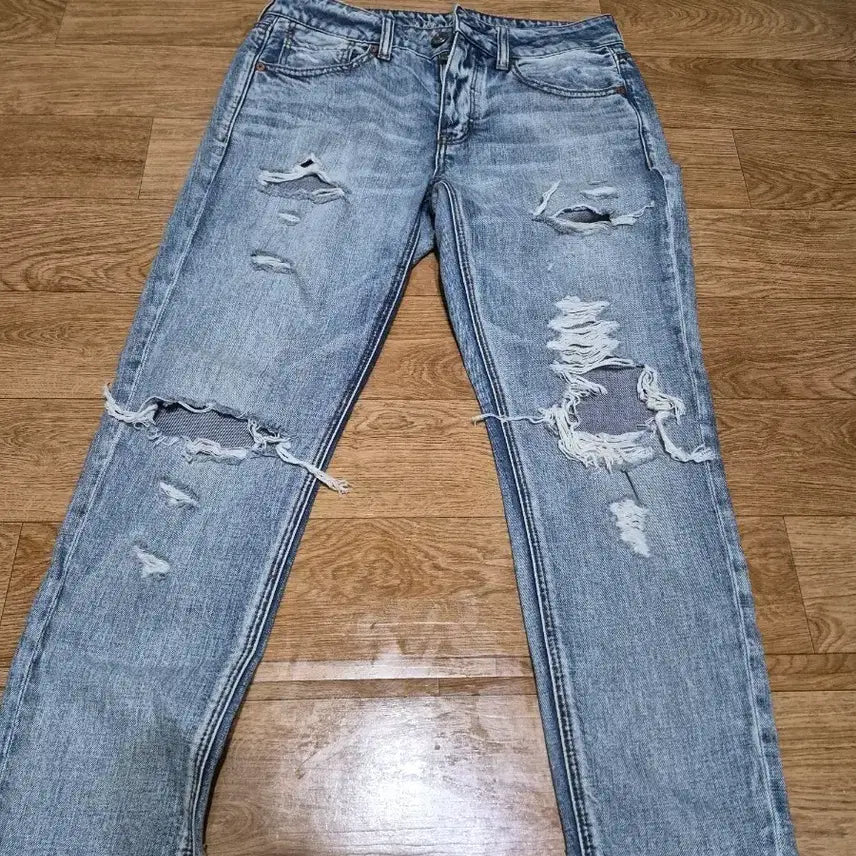[BUNJANG] American Eagle TOMGIRL Distressed Denim Jeans (US 6 / Short) / 아메리칸이글 톰걸 디스트로이드 데님 진 (US 6 / Short)